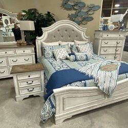 Realyn Chipped White Youth Upholstered Bedroom Set (Queen and King Bed Frame