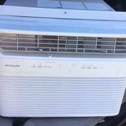 FRIGIDAIRE Window Air Conditioner:– 700 sq ft, 14,000 BtuH