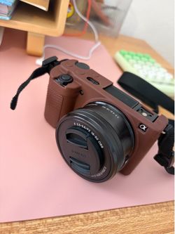 Sony ZV-E10 Camera Bundle – Excellent Condition 📸✨