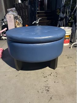 Blue storage couch / silloncito azul