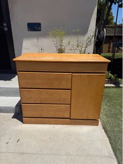 DRESSER WITH TOP LID