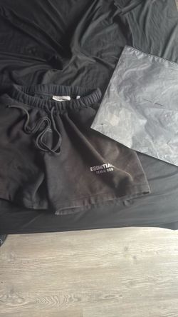 Black essentials shorts
