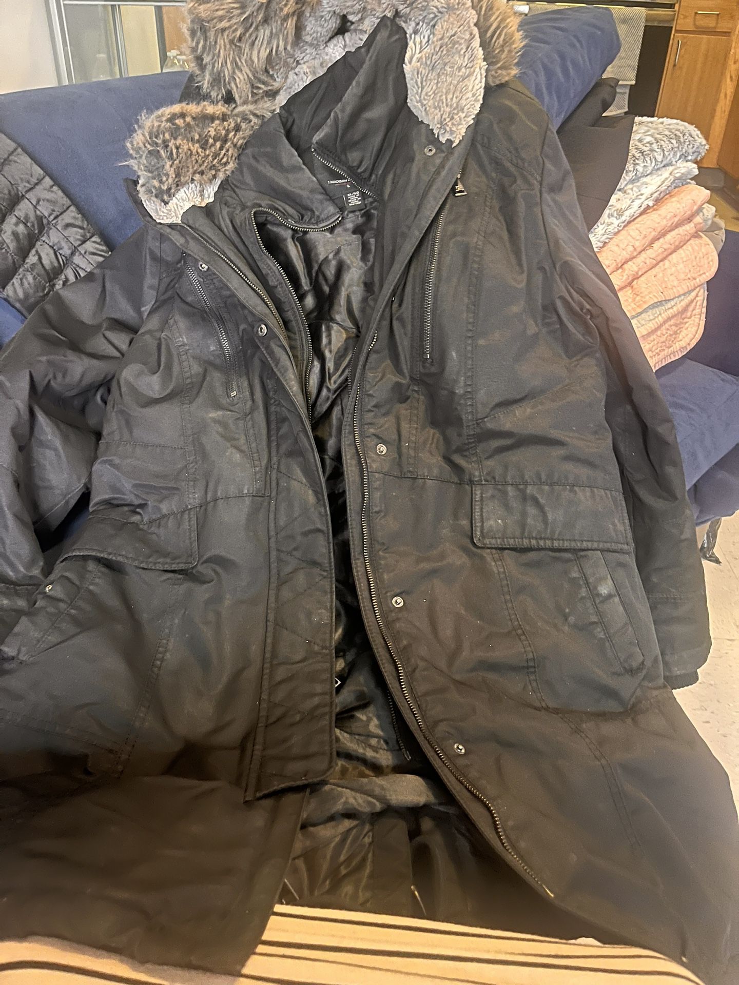 SUPER WARM WOMANS PARKA WITH FUR HOOD!