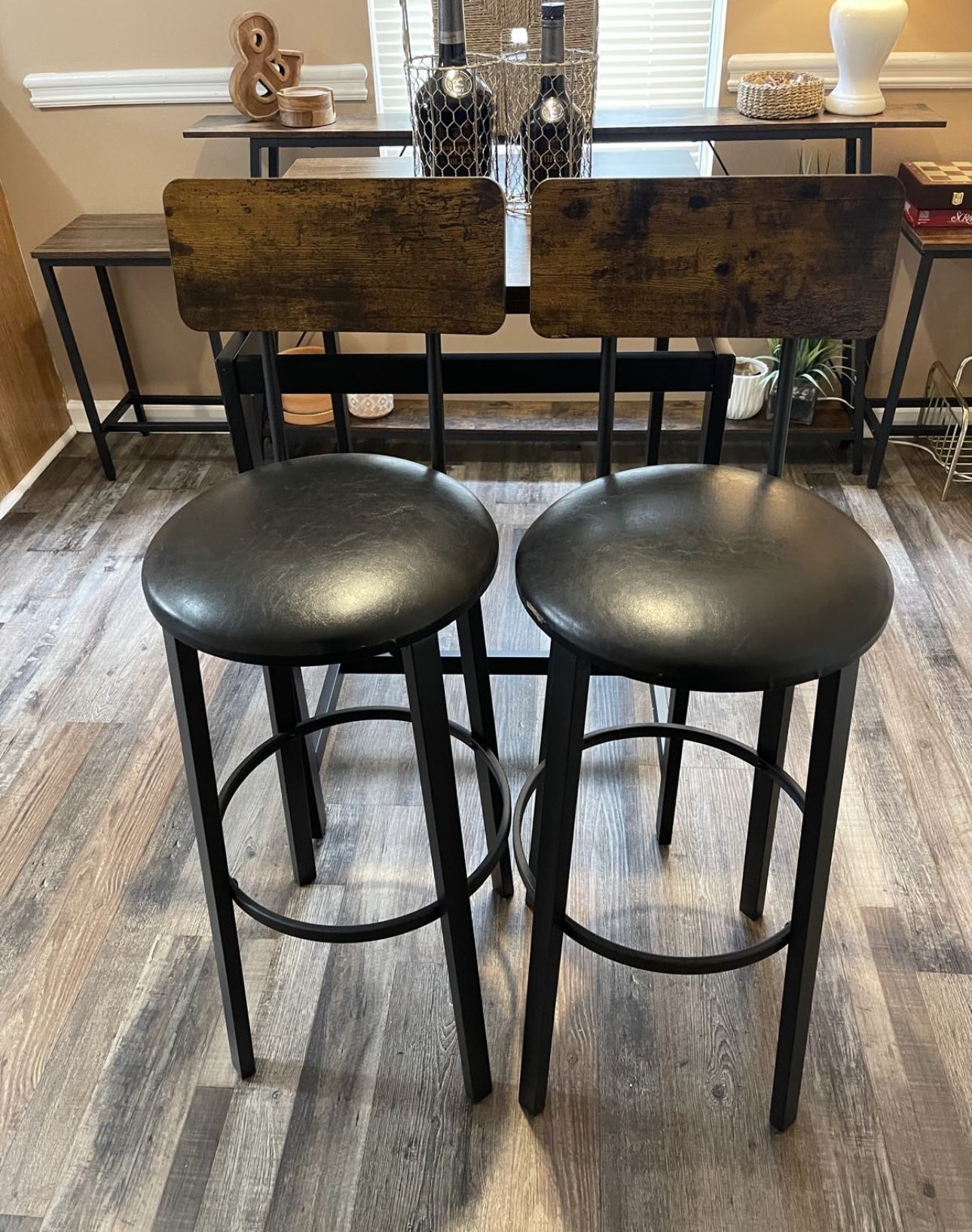 2 COUNTERTOPS BARSTOOLS