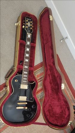 Epiphone Les Paul Custom Guitar with CrossRock Case