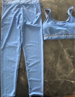 Medium Alo Yoga Light Blue Leggings and Sports Bra Set