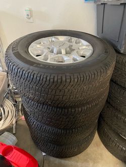 18-inch Chevrolet wheels with Michelin LTX A/T2 tires