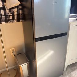 Midea 3.1 cu ft Compact Freestanding Refrigerator