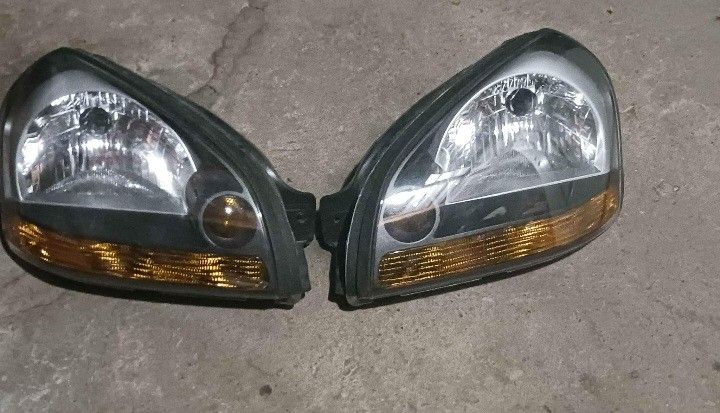 05 to 09 Hyundai Tucson Headlights w/ Bulbs