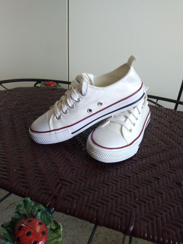 Like New Kids BALAHOU Kids Shoes , Size (2) Located In Reedley! Hablo