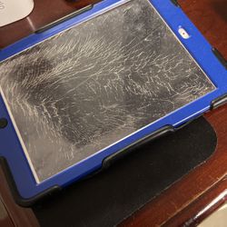 2013 iPad Cracked Screen But Still Works