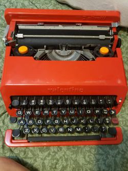 Vintage 1970's Valentine Olvetti  typewriter 