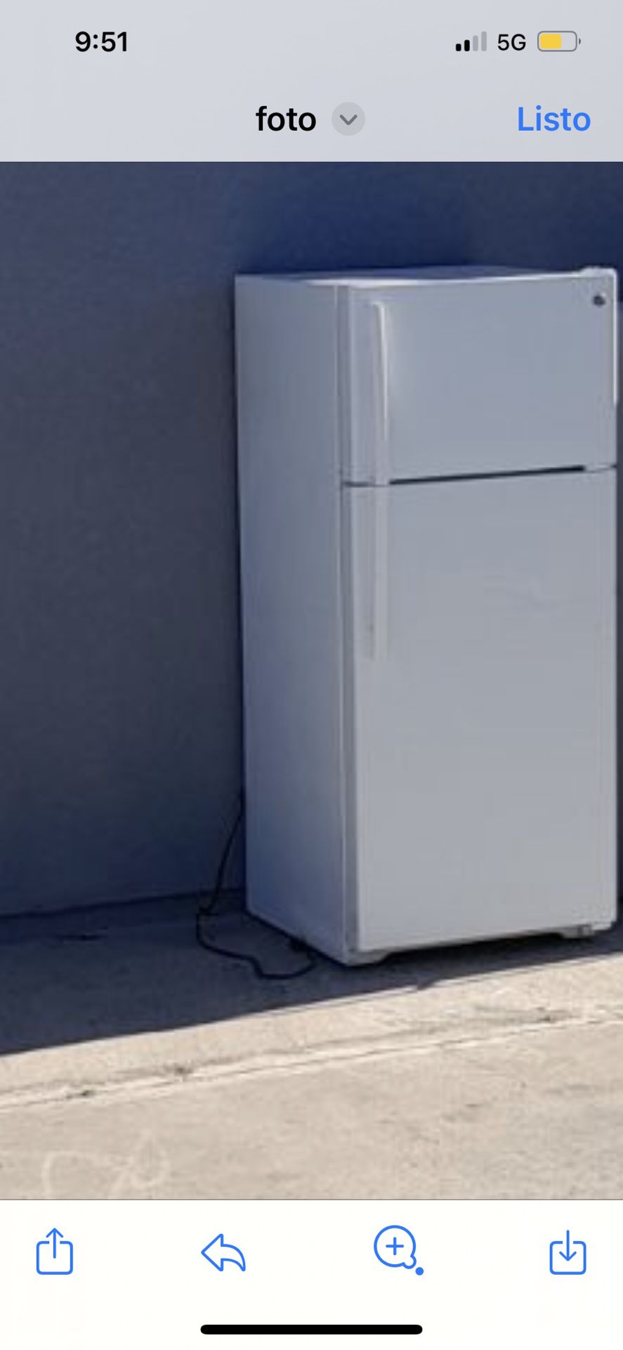 Refrigerator en buen estado Color blanco Y Uno negro 