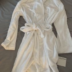 New Calvin Klein Soft White Belted Robe embelished size M/L MEDIUM/LARGE NWT FLUFFY COZY  Cash only  Pick up in North San Jose, By appointment only  L