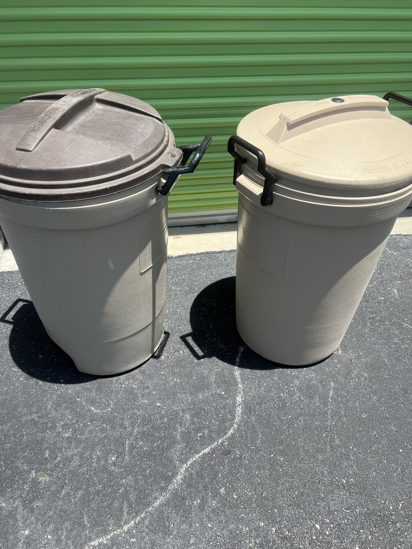 Lot of 2 32 Gallon Rubbermaid Bruiser Refuse Container with Lid lockable clean. Pickup below location 31705 SR-54 Wesley Chapel, FL 33545 storage