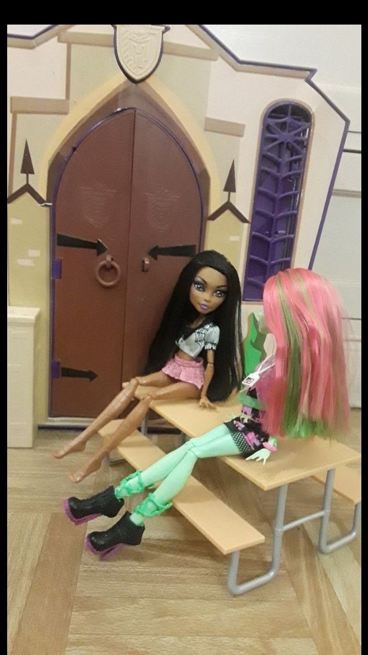 Monster high school set with 2 dolls