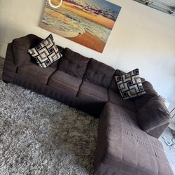 * Like New * Ashley Furniture 2pc Modular Sectional Sofa ( Free Delivery )