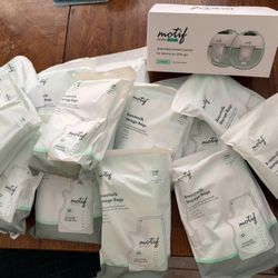 New On The Go Breasf pump With Storage Bags 