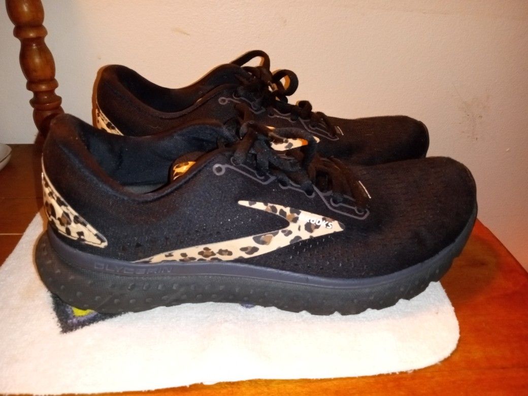 Women's Brooks Size 9 Brand New