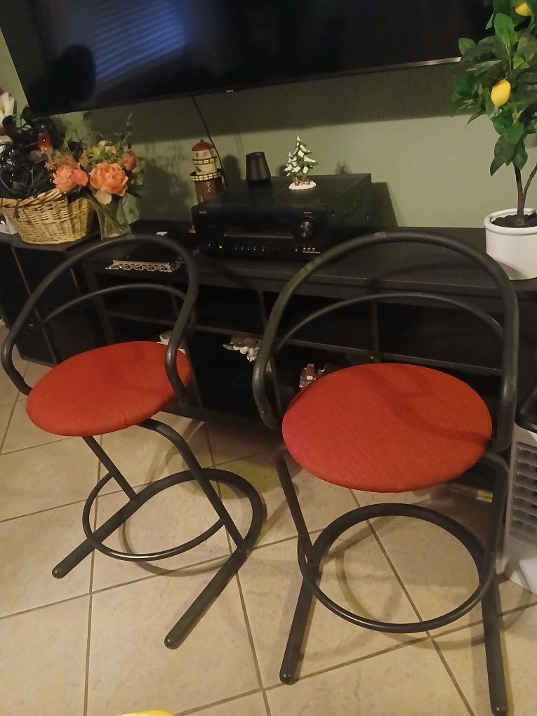 2 BAR STOOLS.