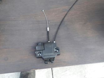 IS 350 trunk latch (used)
