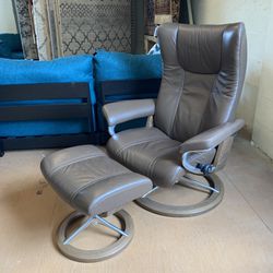 Stress less Reclining Chair w Ottoman