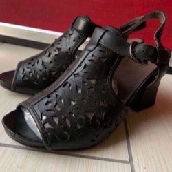 Size 7.5 - 8 Black Genuine Leather Acadia Earthies Soft Heel 