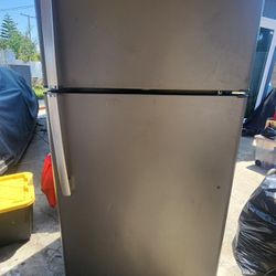 GE Refrigerator top Freezer 