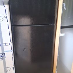 (New) Hotpoint
18.0 cu. ft. Top Freezer Refrigerator in Black