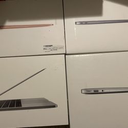 2017 Apple MacBook Air with Box Charger & Store Warranty 