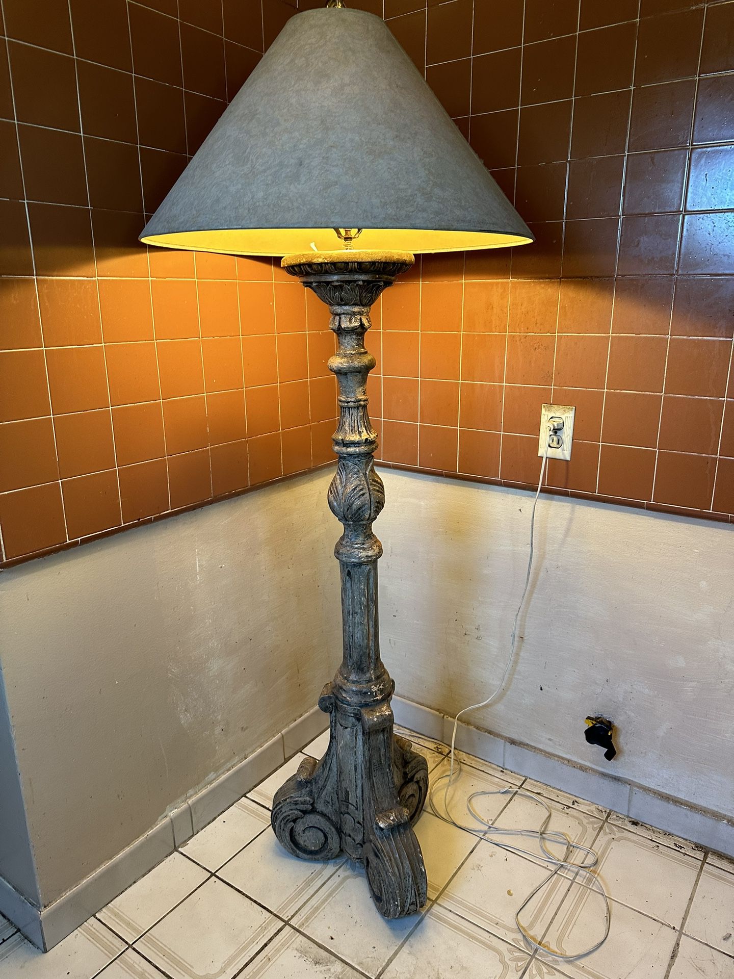 Beautiful Antique Carved Wood Floor Lamp $287.00 Pick Up In Glendale 
