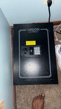 Wall safe