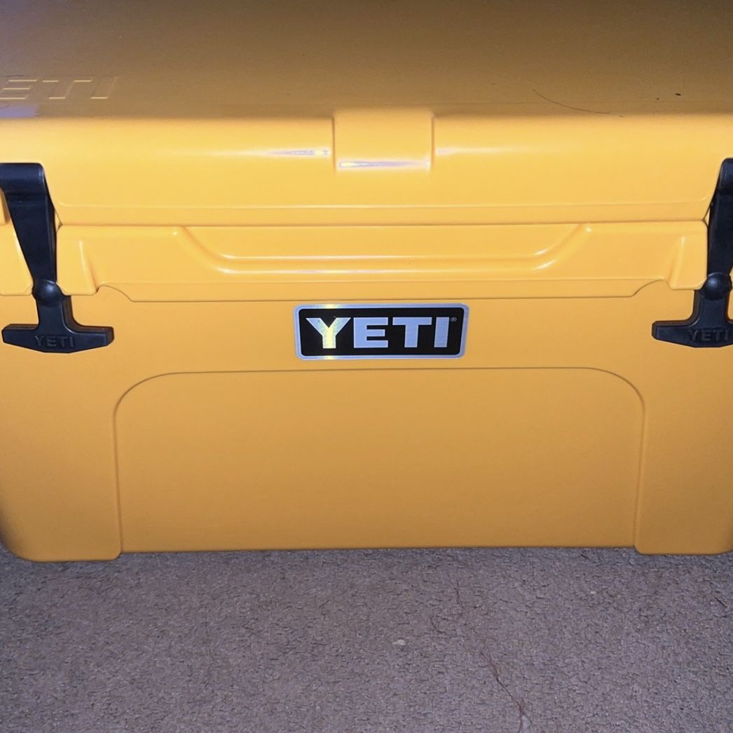 NEW YETI ALPINE YELLOW TUNDRA 45 COOLER LIMITED EDITION COLOR IN BOX