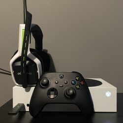 Xbox Series S Witj Headset And Black Comtroler Monitor Additional Purchase