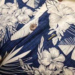 Small Palmwave Men's Aloha Hawaiian Hibiscus Navy Shirt made of 100% cotton with coconut buttons