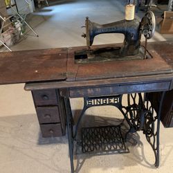 1910 Antique Singer Sewing Machine / Table