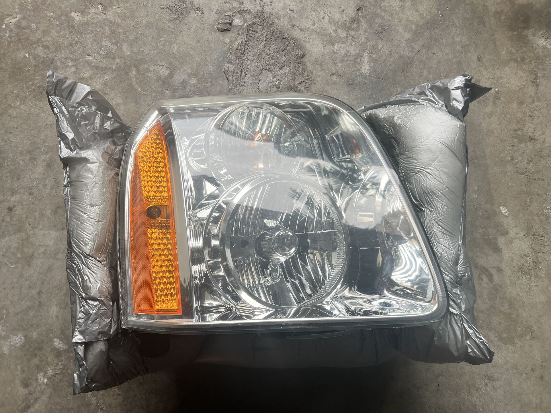 2007-2013 GMC Yukon Headlight Assembly Pair