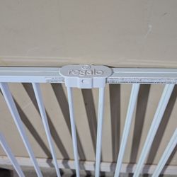Regalo Extra Wide 2-in-1 Baby Safety Gate with Mounting Kit 