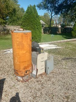 Free scrap metal to pick up today in watseka 300+ lbs. In front of garage ez to backup to.message for address.