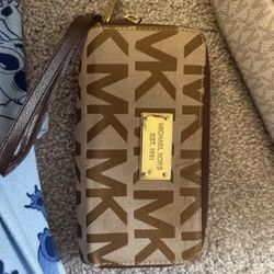 Micheal Kors wristlet