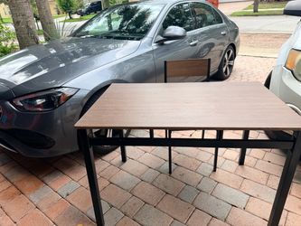 Table with 1 chair
