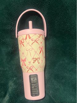 BrüMate Resa 35oz straw tumbler in the Bows pattern.