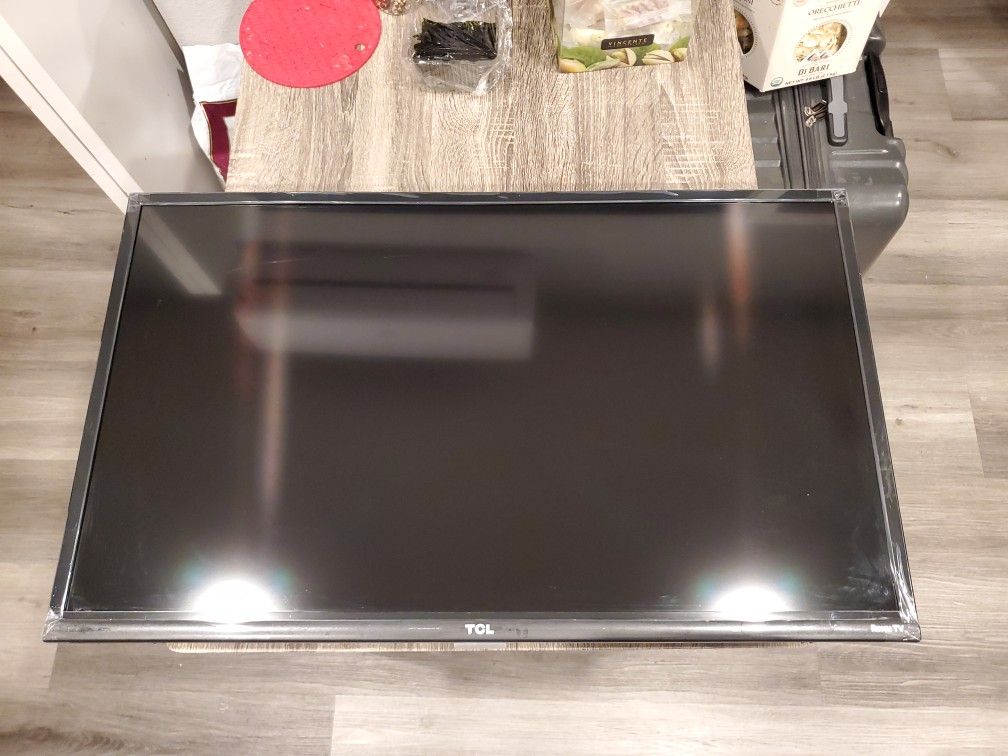 TCL 32" 1080p Roku Smart LED TV with Wall Mount