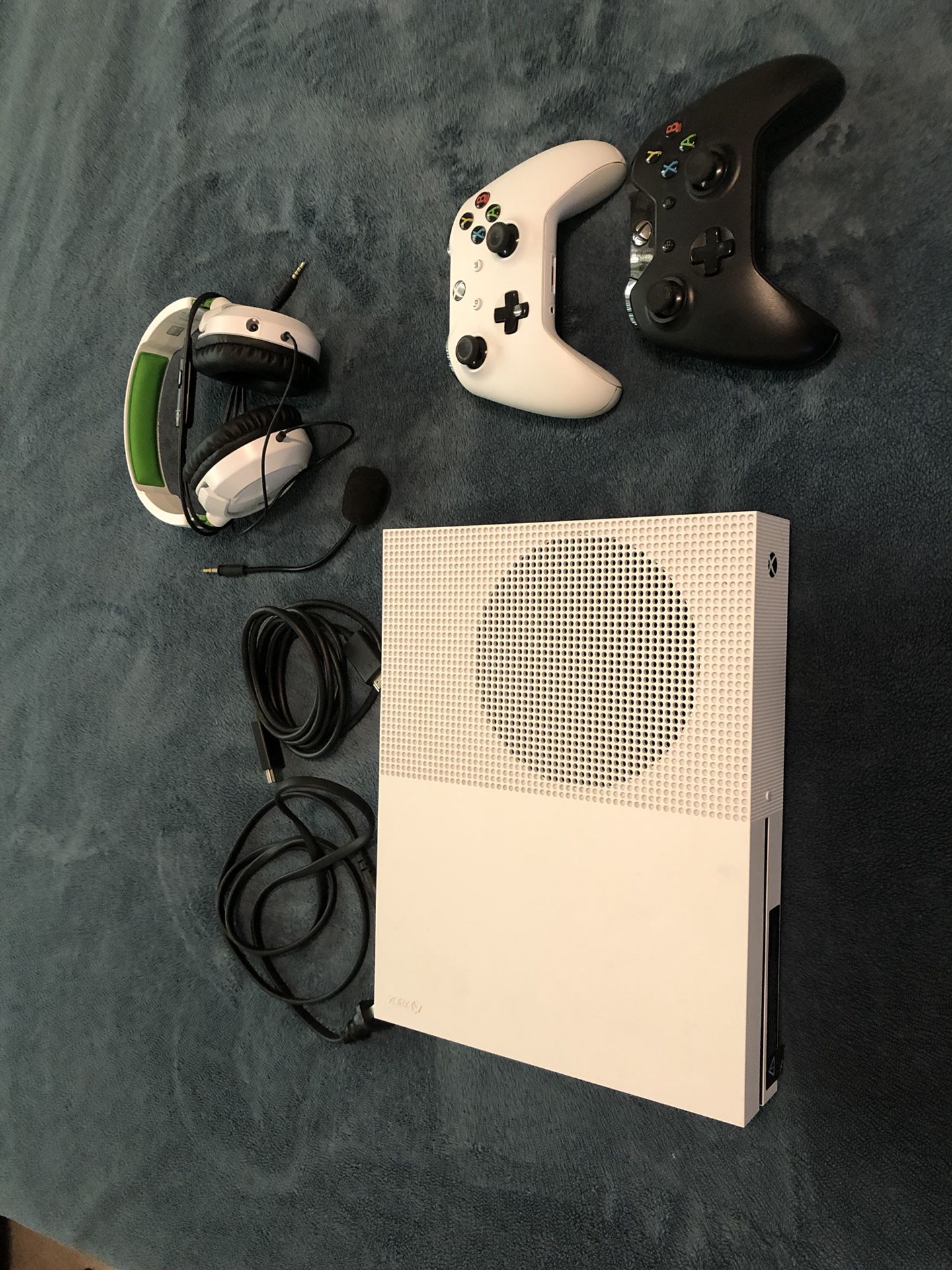 Xbox 1 S + games + accessories