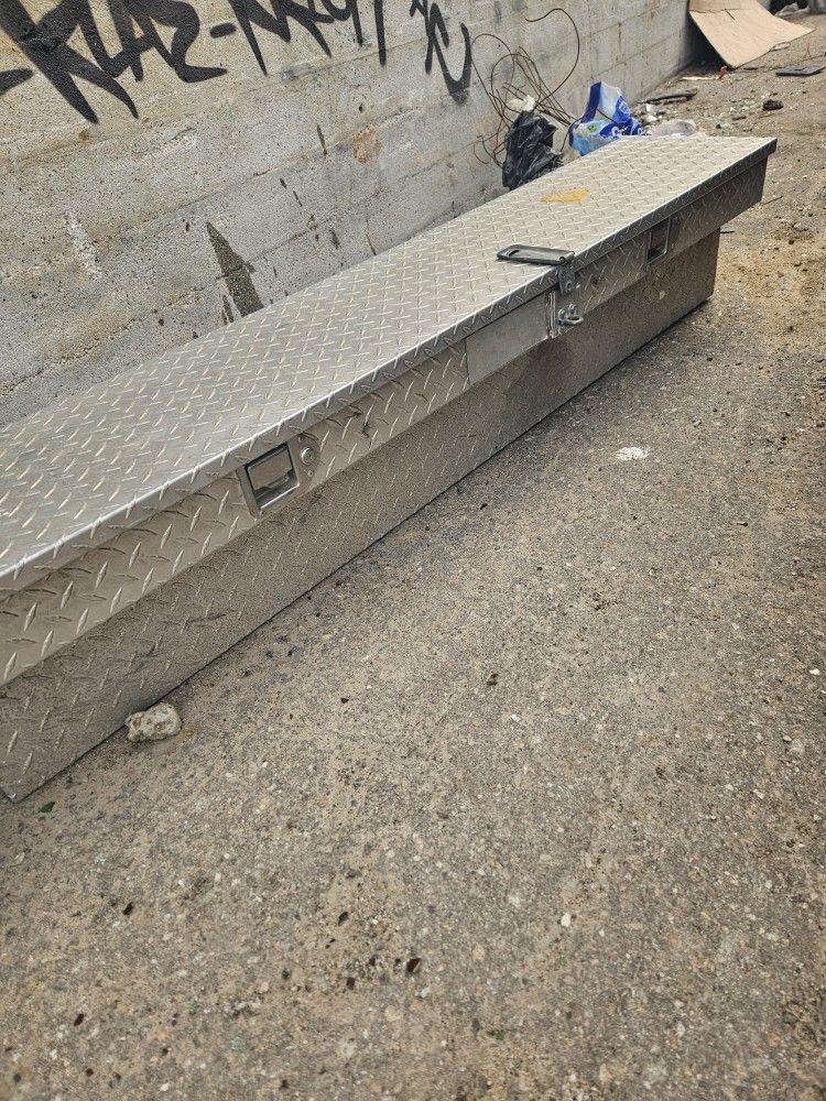  Truck Bed Rail-To-Rail Tool Box

(Caja de herramientas de riel a riel para caja de camioneta)