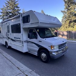 2003 Winnebago mini Winnie double slide 29 foot leveling jacks 70 K miles