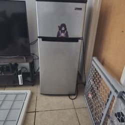 Magic Chef Mini Fridge (Specs In Images)