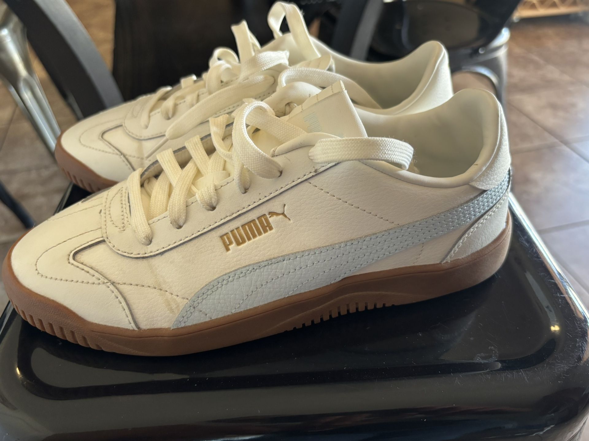Women’s pumas size 8
