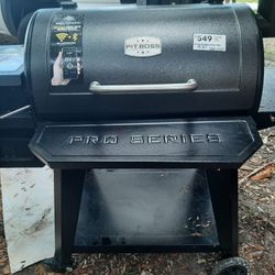 Pit Boss  Pro 1150 Sq.-in Hammer Tone Pellet Grill