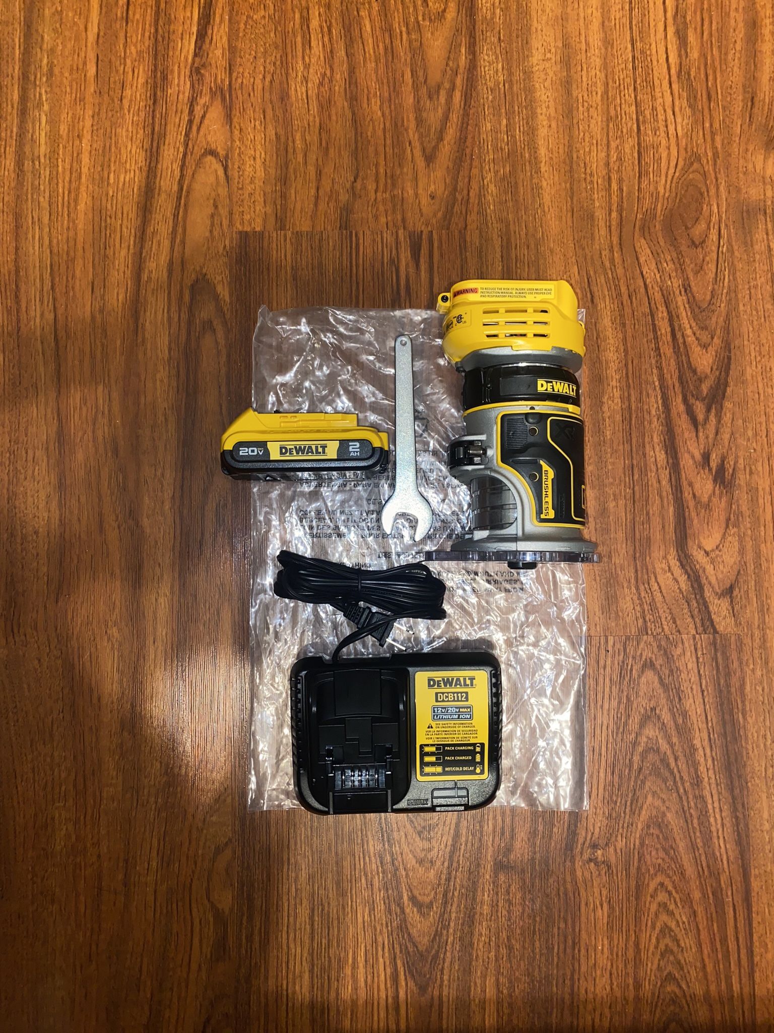 (1)Dewalt XR 20V Max Brushless Compact Router (DCW600) (1) 20v Max 2.0Ah Battery (1) 12v/20v Charger 